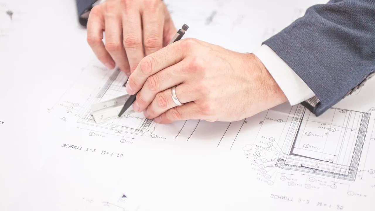 Signature d'un contrat de maintenance WordPress : stylo posé sur un document avant validation